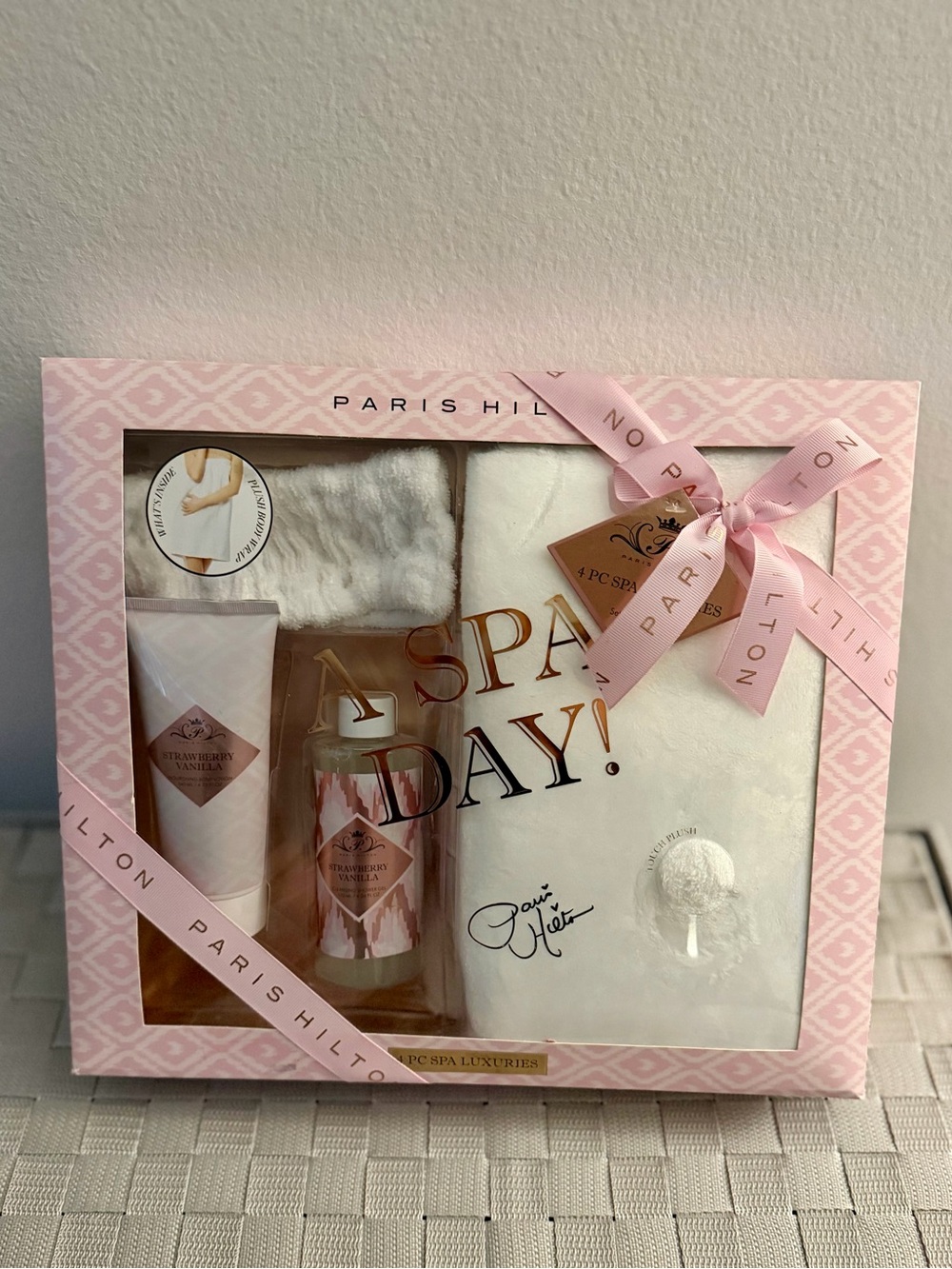 Paris Hilton Strawberry and Vanilla Spa Day Bath & Body Gift Set